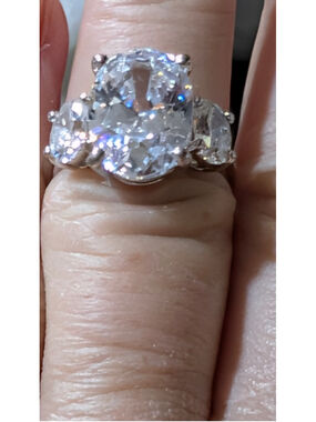 Women's Unbranded Three-Stone Oval Engagement/Stmt Ring Size 6